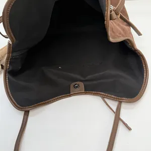 Grand sac cabas en daim marron avec doublure noire et fermeture magnétique pour femme