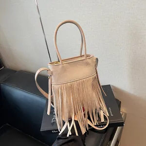 Sac bandoulière rétro en daim beige avec longues franges et fermeture éclair dorée