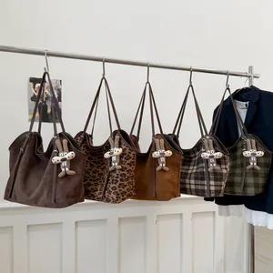 Grands sacs cabas bicolores avec pendentifs lapin en divers motifs et couleurs