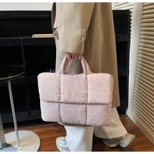 Dettaglio della borsa trapuntata rosa chiaro con trama in nylon morbido e motivo a quadri