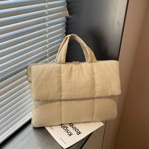 Borsa tote trapuntata beige per laptop con imbottitura morbida e manici corti