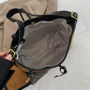 Grand sac cabas en suède avec intérieur contrasté et bandoulière réglable en cuir noir