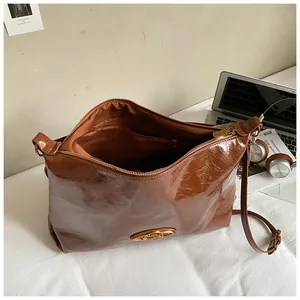 Grand sac à épaule en cuir verni marron foncé avec poche intérieure pour le travail