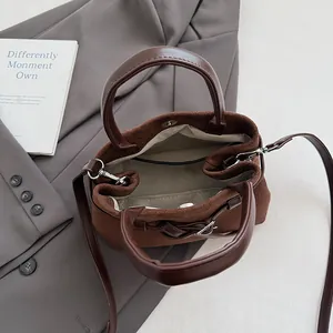 Dunkelbraune mattierte Wildleder Beuteltasche mit Glattledergriffen und Magnetverschluss