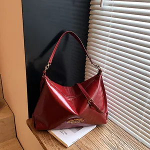 Sac à Épaule en Cuir PU Rétro Grande Capacité pour Femmes 2025 Automne Nouveau Sac Hobo de Niche Sac de Banlieue avec Logo en Métal