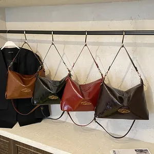Grands sacs portés épaule hobo en cuir huilé disponibles en quatre tons vintage
