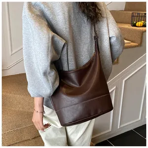 Detailansicht der dunkelbraunen Lederschultertasche mit weißen Kontrastnähten Design