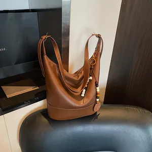 Damen Große Kapazität PU Leder Beuteltasche Retro Hobo Tasche Mit Kontrastnähten Und Holzperlen Anhänger