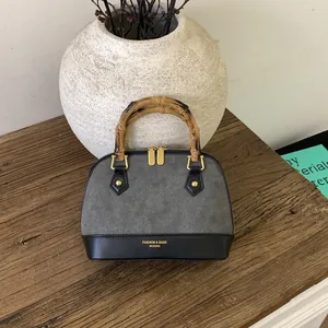 Borsa a Mano a Conchiglia in Pelle PU Con Manico in Bamboo per Donna Borsa a Tracolla Con Ciondolo in Peluche Stile Retro