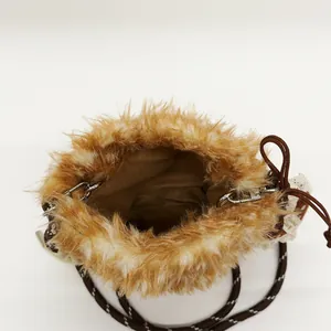 Sac seau tendance en peluche léopard avec bandoulière tressée et détails en métal argenté