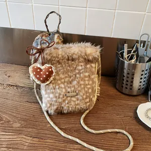 Petit Sac Bandoulière Vintage en Fausse Fourrure pour Femme Imprimé Cerf Pendentif Cœur Sac de Téléphone Portable Style Rétro