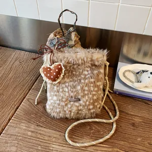 Sac bandoulière en peluche léopard avec cordon et breloque cœur sur table en bois