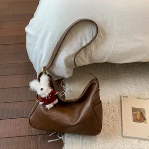 Sac hobo en cuir marron brillant avec charmant pendentif lapin en peluche blanc