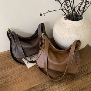 Sacs hobo minimalistes en cuir marron et beige avec surpiqûres contrastées