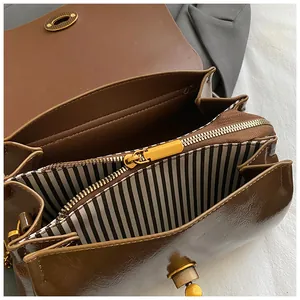 Sac bandoulière marron minimaliste avec fermoir doré et plusieurs compartiments