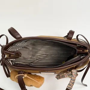 Borsa a spalla marrone goffrata con tasca interna a zip e dettaglio sciarpa vintage