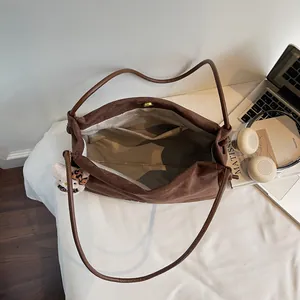 Sac cabas rétro marron foncé en daim de grande capacité avec bretelles et pendentif