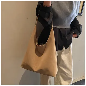 Détail du grand sac cabas hobo camel en texture mate douce montrant la vue latérale et l'espace