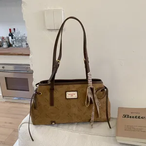 Borsa a spalla retrò marrone con motivi Bread Cat in rilievo e fiocco decorativo