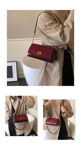 Détail du sac à bandoulière rétro bordeaux avec rabat mat et fermoir doré