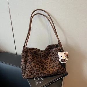 Sac cabas chic à motif léopard marron avec de longues anses pour le style d'automne