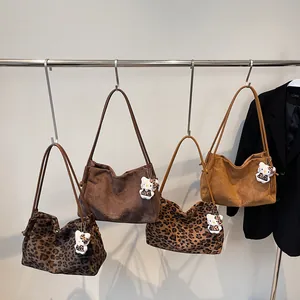 Grands sacs cabas vintage en daim à imprimé léopard et unis avec des breloques en peluche