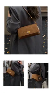 Détail du sac à bandoulière marron rétro avec texture suédée et fermoir doré