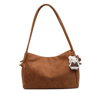 Grand sac cabas vintage en daim marron avec bandoulières et breloque décorative pour femme