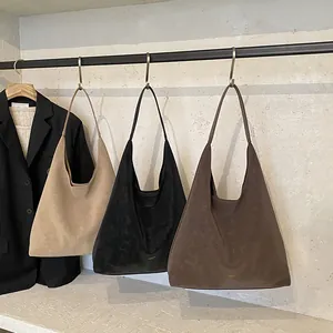 Grands sacs hobo minimalistes en beige, noir et marron foncé avec finition aspect suède