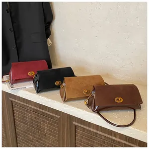 Détail de quatre sacs à bandoulière vintage en cuir mat avec fermoir rotatif ovale en métal