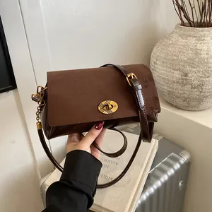 Sac à bandoulière marron rétro avec empiècement en daim et boucle dorée élégante