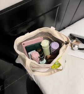 Draufsicht auf großen Canvas-Shopper mit geräumigem Innenfach für Tablet und Flaschen