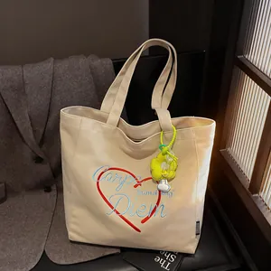Große beige Canvas-Einkaufstasche mit rotem Herz-Stickerei und Blumenanhänger für Damen