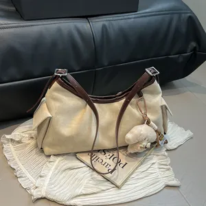 Große beige Wildleder-Tragetasche mit braunem Lederbesatz und verstellbarem Gurt