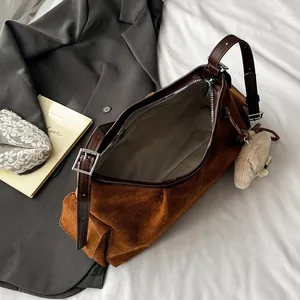 Braune matte Wildleder-Einkaufstasche mit verstellbarem Lederriemen und Plüsch-Anhänger