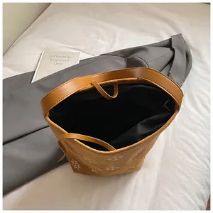 Borsa tote marrone vintage con ricami a fiori bianchi in uno stile minimalista