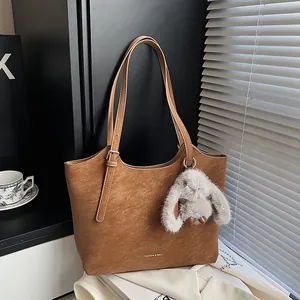 Vintage Large Capacity PU Leather Tote Bag For Women Minimalist Commuter Shoulder Bag With Contrast Stitching And Plush Bunny Charm