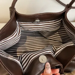 Grote bruine suède shopper met gestreepte voering en magnetische metalen sluiting