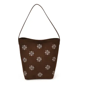 Borsa a secchiello in camoscio marrone con ricami di fiocchi di neve e tracolla sottile