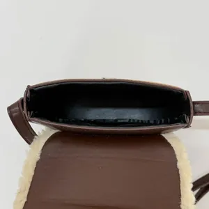 Sac bandoulière marron en cuir avec bordure en similicuir et compartiment intérieur ouvert