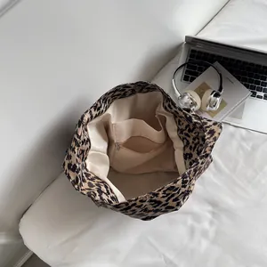 Grand sac fourre-tout à motif léopard avec ordinateur et casque pour le bureau