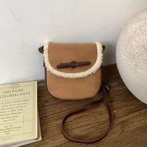 Sac à bandoulière rétro en daim marron avec bordure en peluche et nœud décoratif élégant