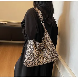Détail du sac hobo à motif léopard avec boucle de réglage en métal sur la sangle