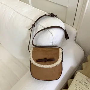 Sac bandoulière en daim marron avec bordure en polaire et nœud en cuir élégant