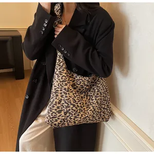 Détail du sac cabas léopard avec boucle argentée réglable et large bandoulière