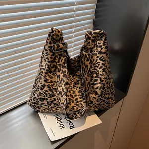 Grand sac cabas léopard en daim synthétique avec bandoulière large pour le quotidien