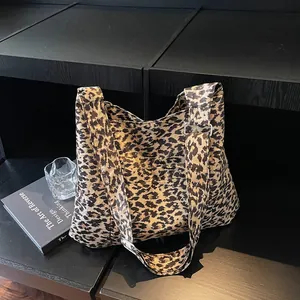 Grand sac cabas en suédine imprimé léopard pour femme idéal pour le style automne chic