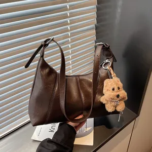 Borsa Sottobraccio in Pelle PU Retrò Coreana Per Donna Moda Nicchia Borsa a Tracolla Semplice Pendolare Crossbody Hobo Bag Con Ciondolo Cane in Peluche