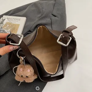 Borsa sottobraccio marrone retrò con ciondolo a orsetto e fibbia argentata elegante