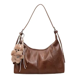 Borsa sottobraccio retrò marrone scuro minimalista con cerniera e ciondolo a forma di cane